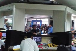 Ribuan wajib pajak padati Samsat Karawang