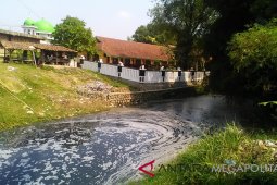 Siswa Karawang terganggu limbah sungai dekat sekolah
