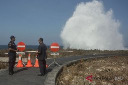 Gelombang tinggi, Pantai "Waterblow " Nusa Dua ditutup