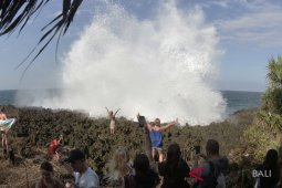 WIsatawan tetap kunjungi pantai Waterblow Bali