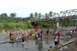 Memikat wisatawan dengan lomba rakit tradisional