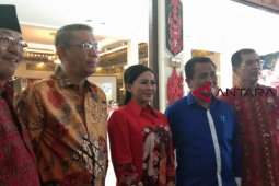KAROLIN-GIDOT UCAPKAN SELAMAT KEPADA SUTARMIDJI-NORSAN