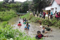 Koramil 1003-02 Padang Batung karya bakti bersihkan saluran irigasi