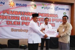 Bulog Jatim Lakukan Pembayaran Perdana Gula Petani (Video)
