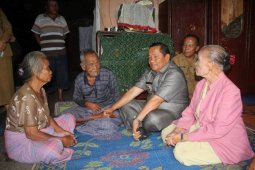 Bupati Samosir serahkan bantuan kepada disabel