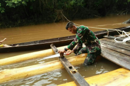 Satgas Pamtas buat rakit untuk warga perbatasan