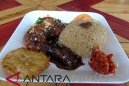 Menyantap ayam kecap di ayam Sriwijaya