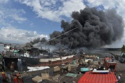 Di Benoa, 39 unit kapal ikan terbakar (video)