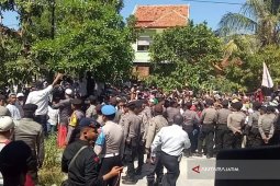 Unjuk Rasa Sengketa Pilkada Sampang Lumpuhkan Jalur Madura