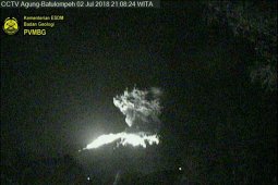 Gunung Agung keluarkan lava pijar 1,5 kilometer