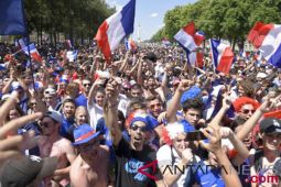 Pendukung Prancis bersuka cita dari Paris sampai Moskow