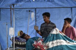 TNI Berikan Pelayanan Kesehatan Bagi Korban Gempa
