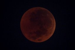 Gerhana bulan terpanjang memesona para pengamat