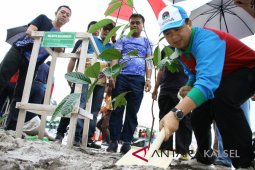 Mayors plant tree simultaneously