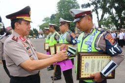 Polisi bantu warga kemalangan dapat penghargaan