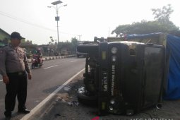 Truk menabrak warung nasi di Karawang
