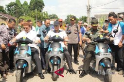 Gubernur dan PLN Babel perkenalkan motor listrik kepada masyarakat kepulauan