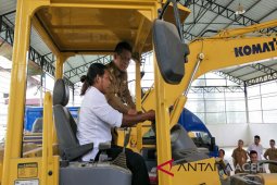 Belasan pemuda dilatih operasikan alat berat