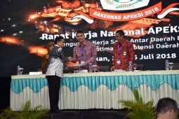 Fasha pimpin sidang rakernas wali kota