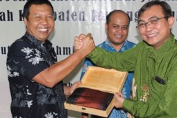 Bupati Tanjabtim "jualan" batik Sabak