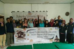 Dirikan rumah kardus, mahasiswa IPB ajak warga atasi sampah