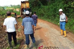 Pemkab Kotabaru gandeng TNI bangun jalan