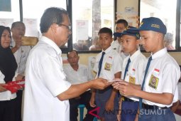 Pemkab Nias berikan beasiswa siswa berprestasi