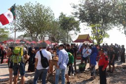 Peserta "Lintas Budaya" Mancanegara Tanam Pohon di Surabaya