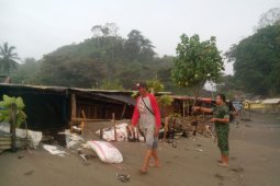 Puluhan warung Cisolok rusak diterjang gelombang pasang