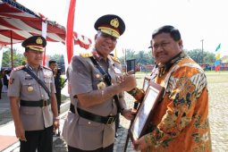 Bantu Polri, Kapolda beri penghargaan kepada Bupati Labura