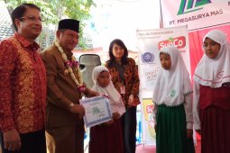 Megasurya Mas Berikan Bantuan Beasiswa Sekolah