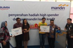 Dua Pemenang Terima Hadiah "High Spender" Mandiri