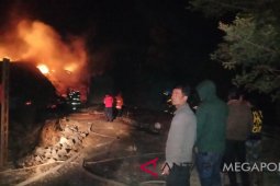 Seorang Pria Membakar Rumah Selingkuhan Isterinya