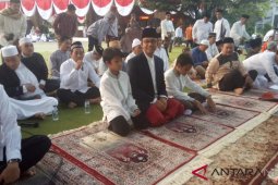 Anies Baswedan bawa keluarga shalat Idul Adha di halaman Balai Kota