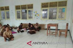 Miris, SD di Karawang terpaksa belajar di lantai