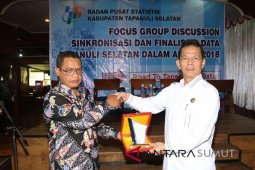 BPS berikan cinderamata kepada Bupati Tapsel