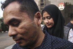 Istri Irwandi irit bicara usai diperiksa