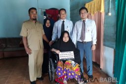 Dinsos Bangka Barat salurkan bantuan kursi roda