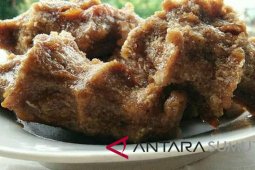 Proses pembuatan "Itak Poul-poul" kuliner warisan Mandailing