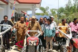 Poktan Samosir dapat 16 traktor tangan