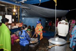 Tagana di Sembalun siapkan 1.000 nasi bungkus