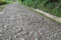 Kondisi jalan menuju desa Padang Lancat dikeluhkan warga