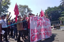 Mahasiswa jalan mundur tolak deklarasi #gantipresiden2019