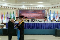 Marialdus raih gelar doktor tertua di Unpatti