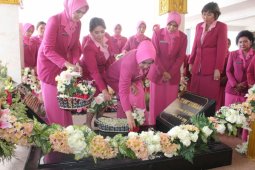 Ketua Umum Bhayangkari Resmikan Makam Pendiri Bhayangkari