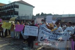 Ratusan Karyawan RSUD Situbondo Tuntut Pergantian Direktur (Video)