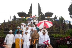 Di Pura Besakih, petinggi IMF-WB berdoa untuk kelancaran pertemuan