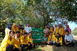 Mahasiswa ULM Bangun TPS di Desa Tabanio
