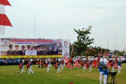 Drumband-paduan  suara ramaikan upacara penurunan bendera