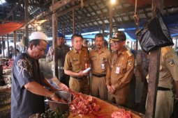 Penjabat Bupati tinjau harga kebutuhan pokok